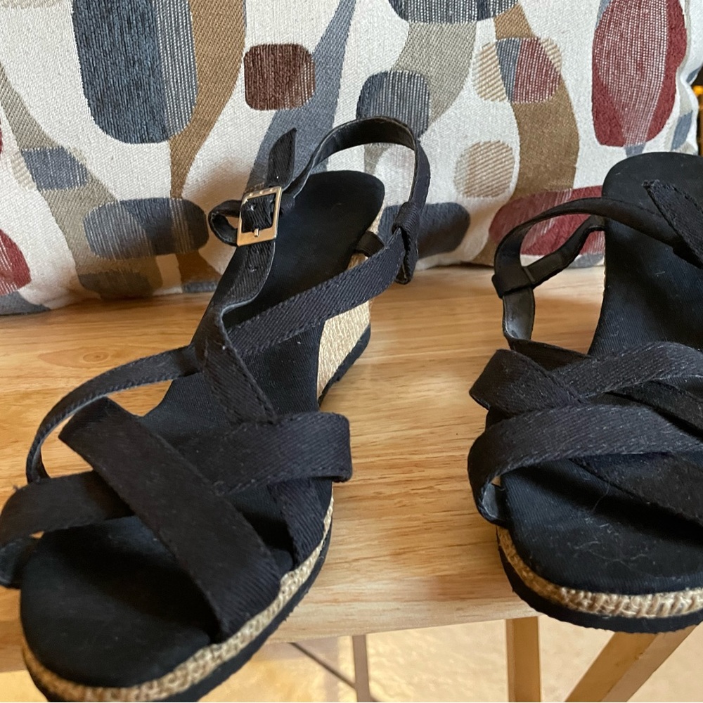 NWOT Nicaraguan Wedge Black Sandals- Made in Nicaragua - Size 8